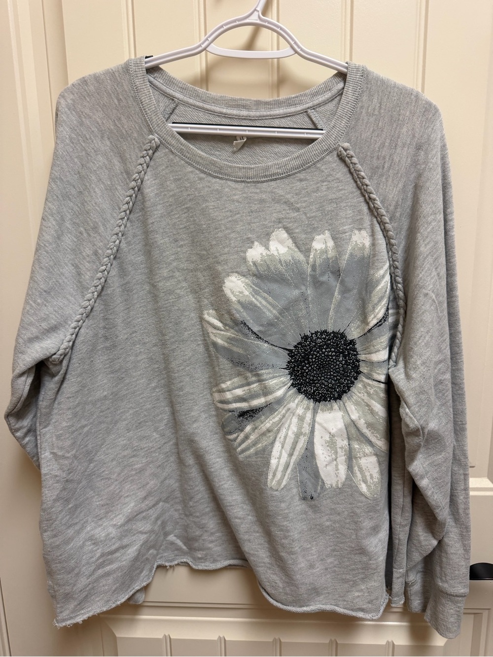 Maurices Light Gray Floral Graphic Pullover Sweatshirt